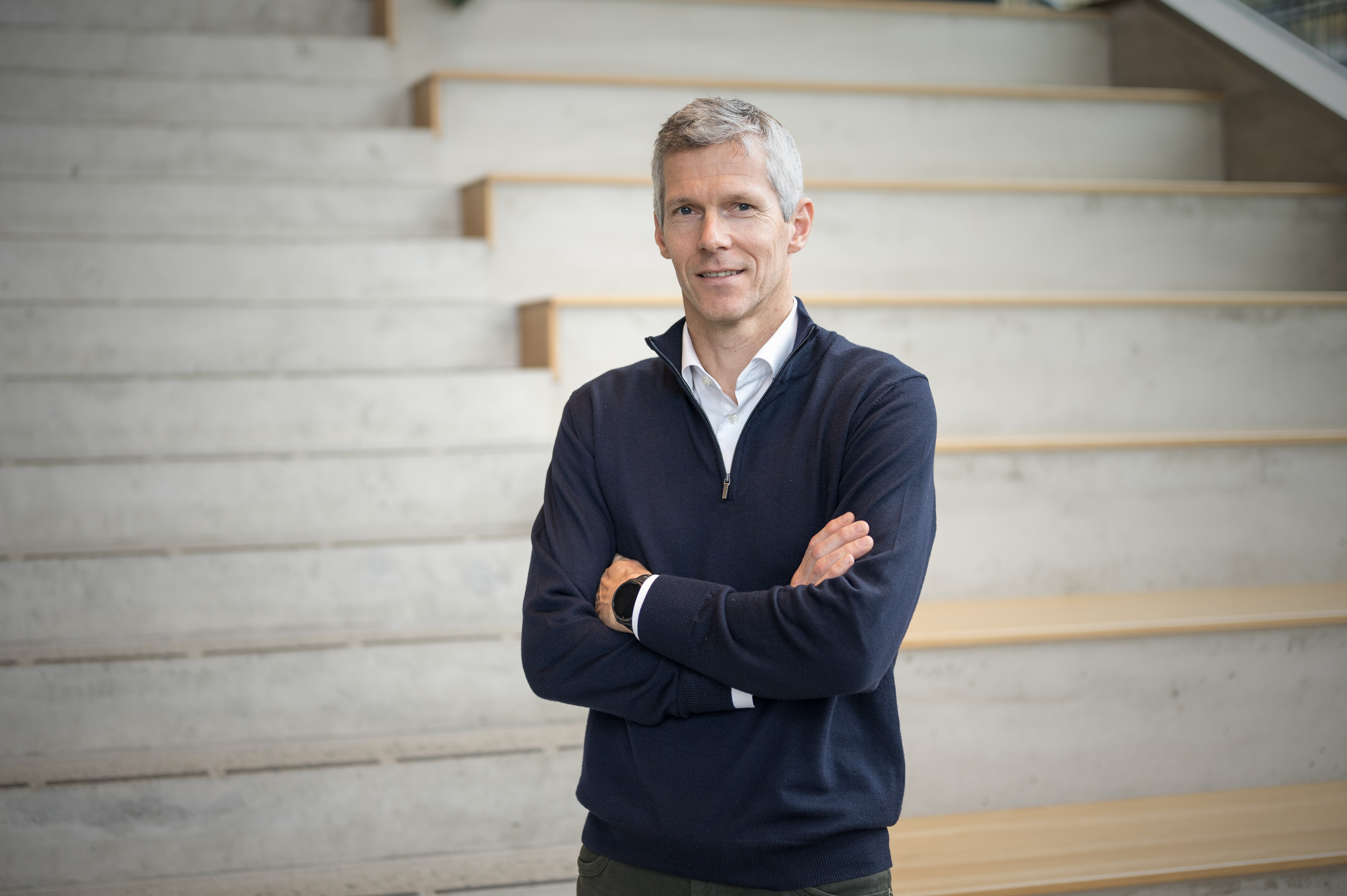 En person som står foran en trapp