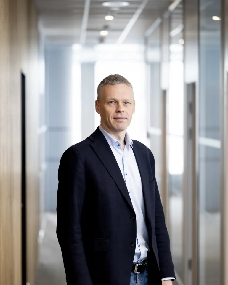 Mann ser mot kamera