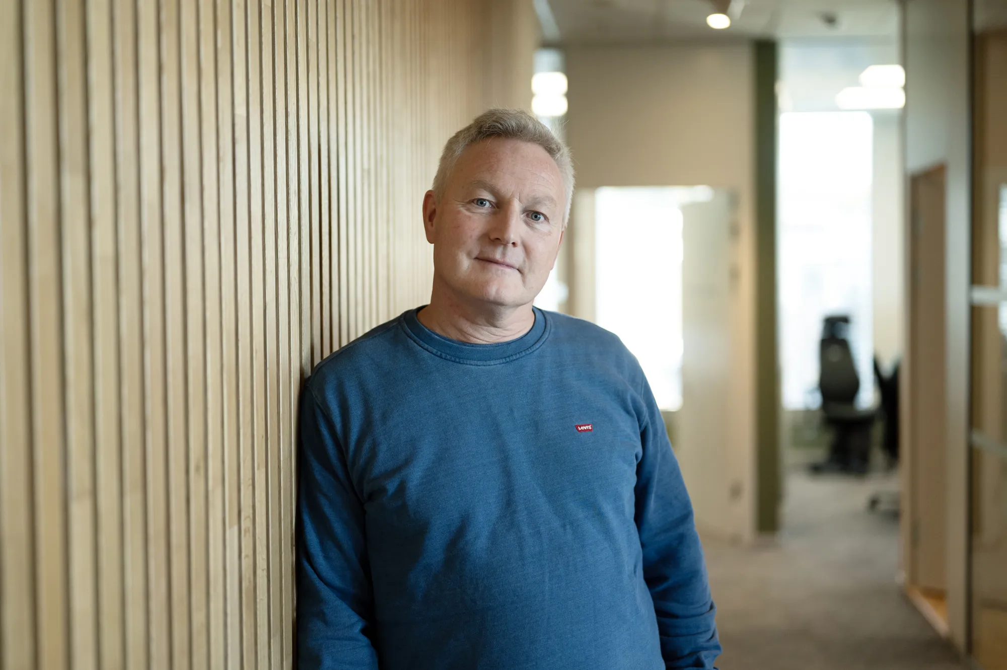 mann lener seg til vegg