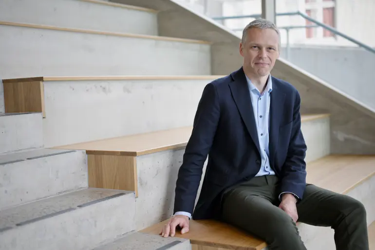 mann sitter i stor trapp