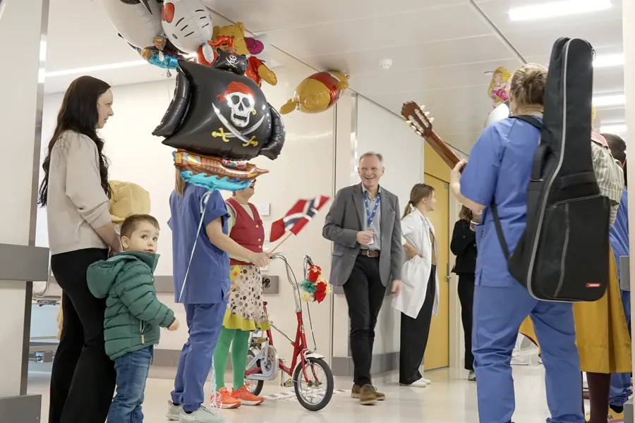 En gruppe mennesker i klær