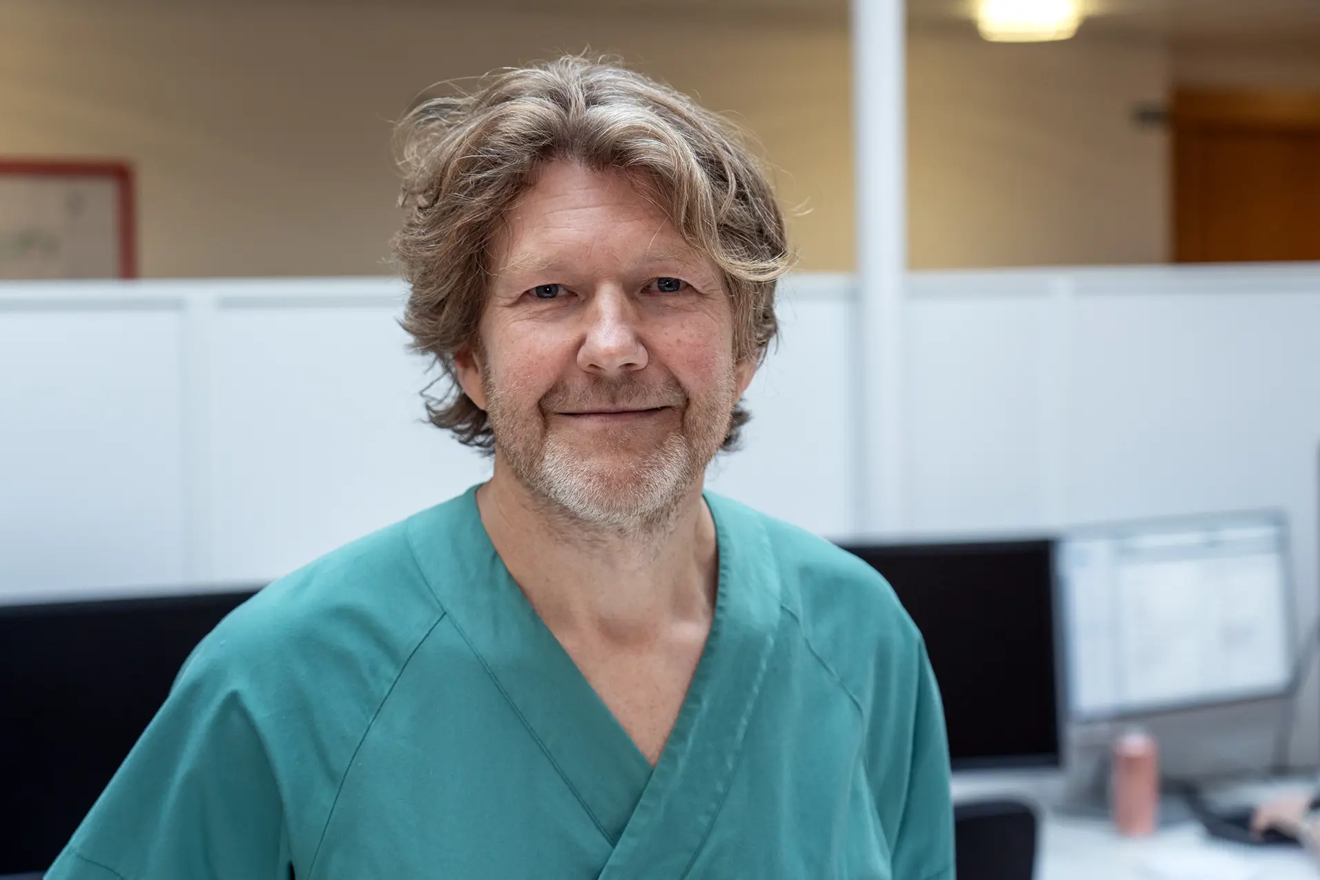 En mann som sitter foran en datamaskin