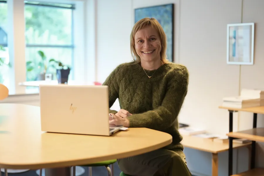 Kvinne med laptop