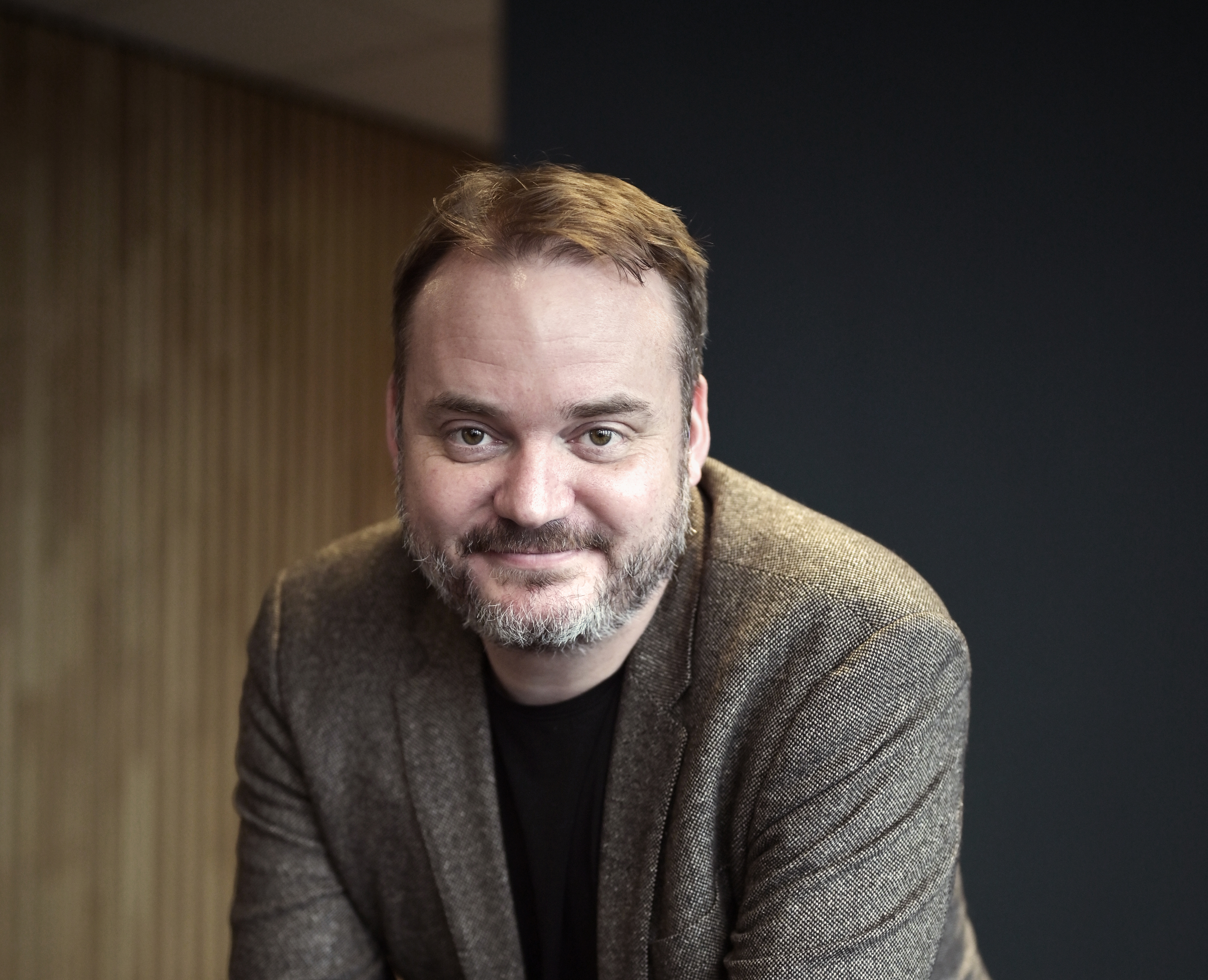 Mann som lener seg fremover