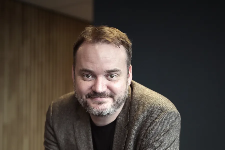 Mann som lener seg fremover