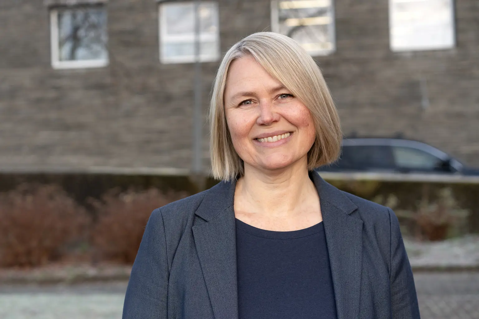 En person som smiler til kameraet