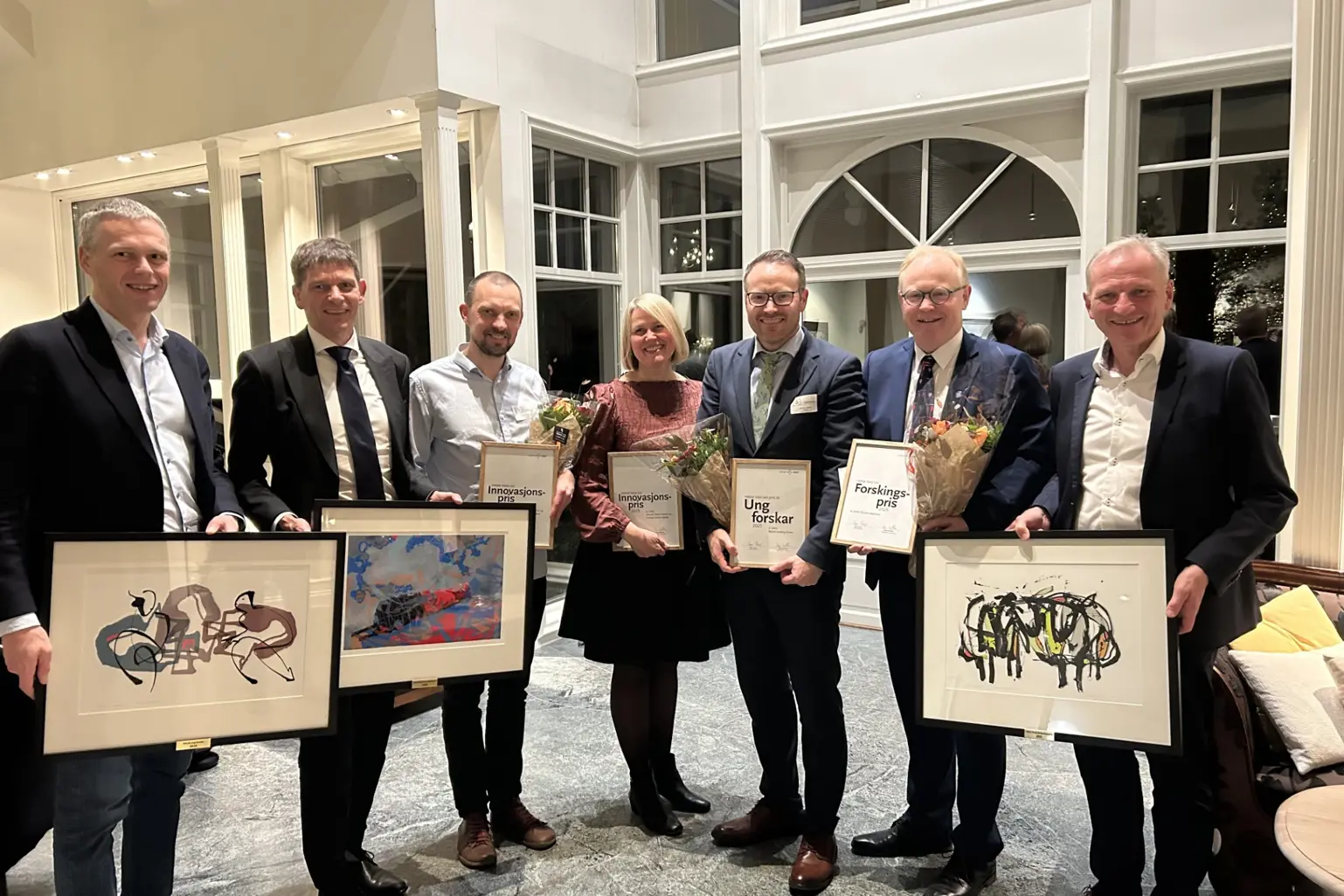 En gruppe mennesker med diplom