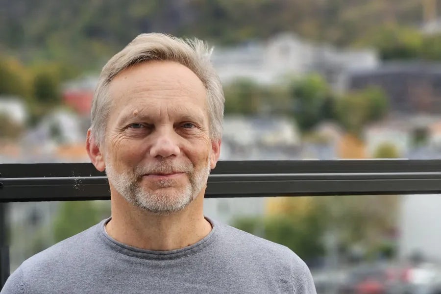Mann i grå genser