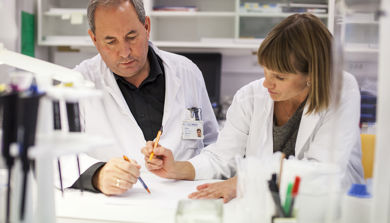 En mann og en kvinne i et laboratorium