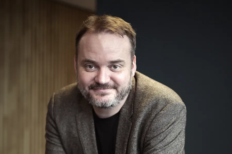 Mann som lener seg fremover