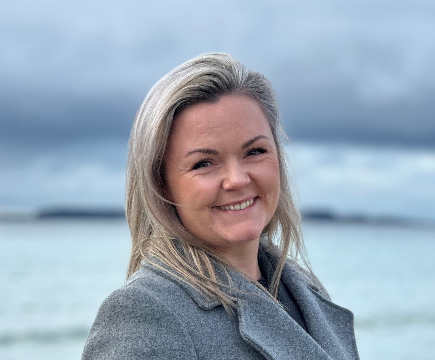 En person som smiler til kameraet