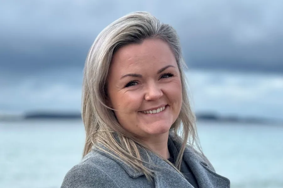 En person som smiler til kameraet