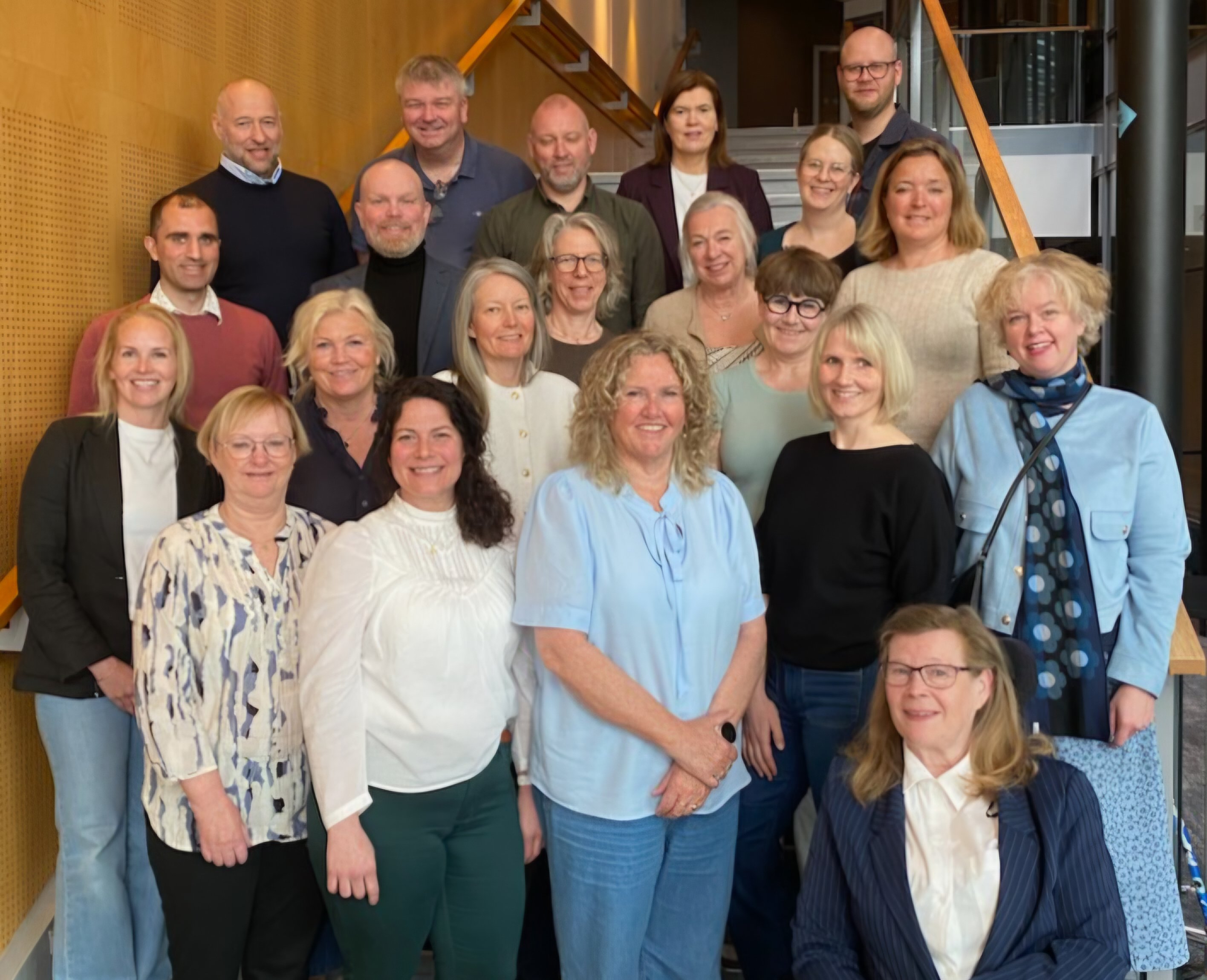 En gruppe mennesker som poserer for et bilde