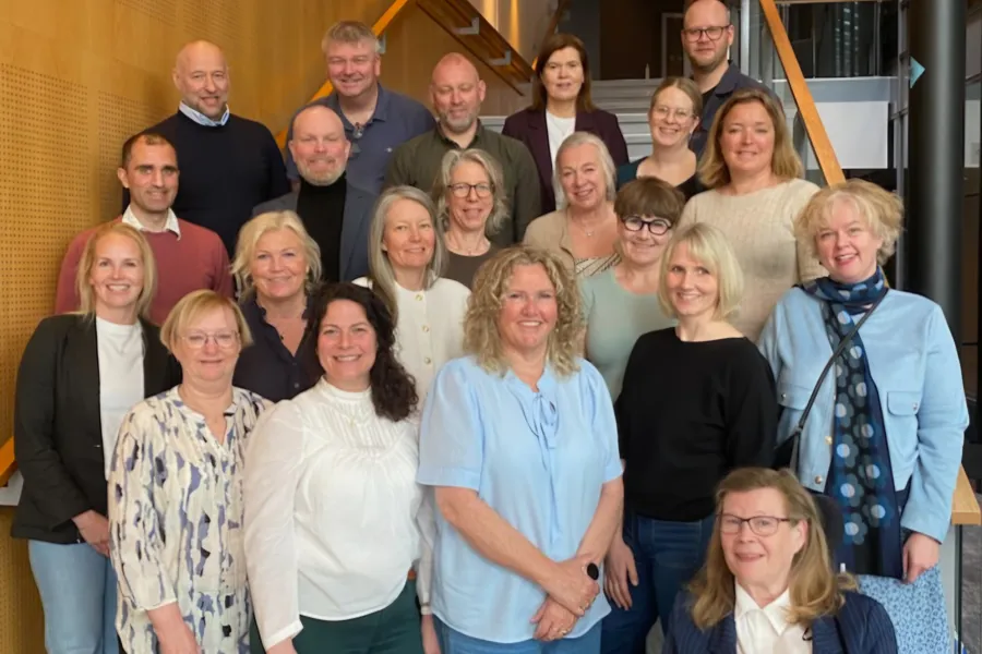 En gruppe mennesker som poserer for et bilde