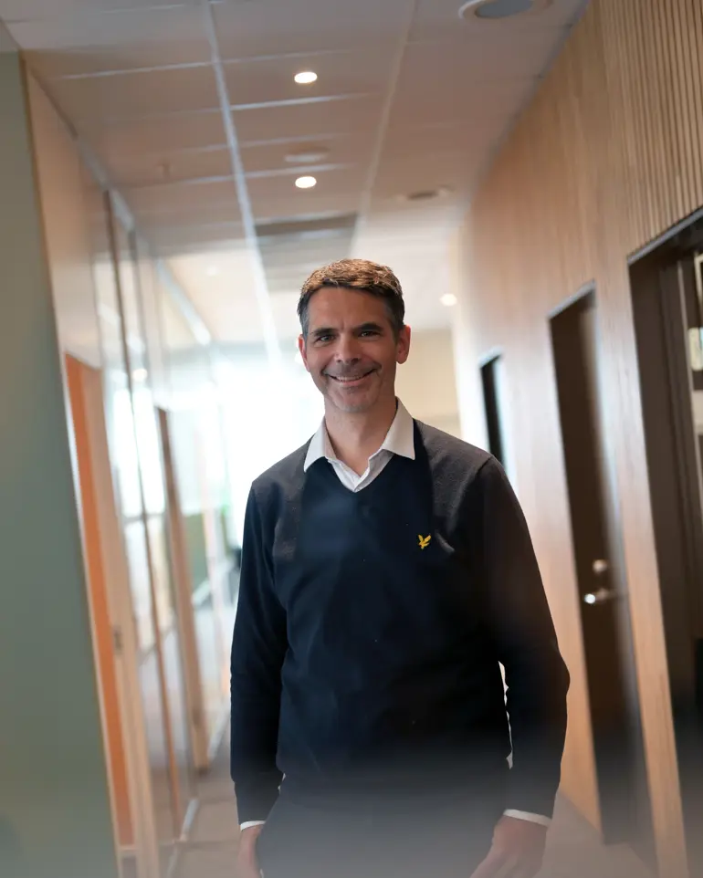 Mann på kontor